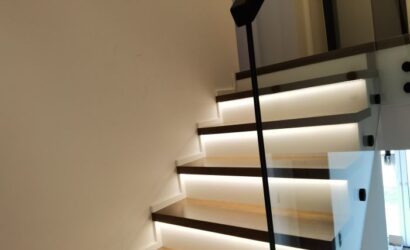 Stopnie z podstopniami na beton oraz szklanymi balustradami