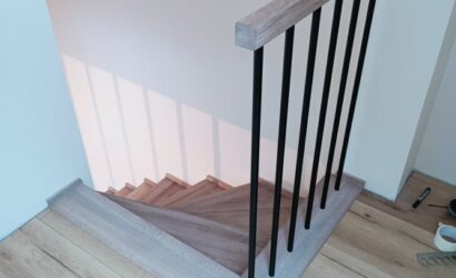 Stopnie z podstopniami na beton oraz metalowymi balustradami