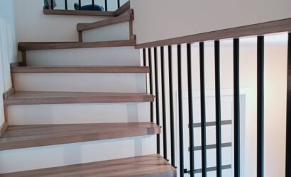 Stopnie z podstopniami na beton oraz metalowymi balustradami