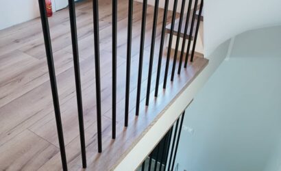 Stopnie z podstopniami na beton oraz metalowymi balustradami