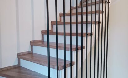 Stopnie z podstopniami na beton oraz metalowymi balustradami