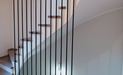 Stopnie z podstopniami na beton oraz metalowymi balustradami