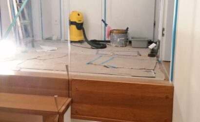 Stopnie z podstopniami na beton oraz szklanymi balustradami