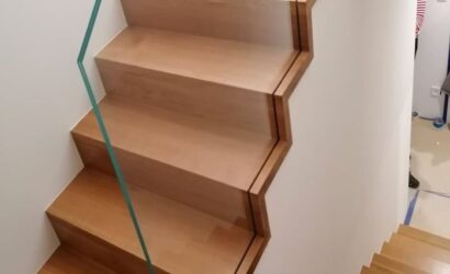 Schody na beton ze szklanymi balustradami