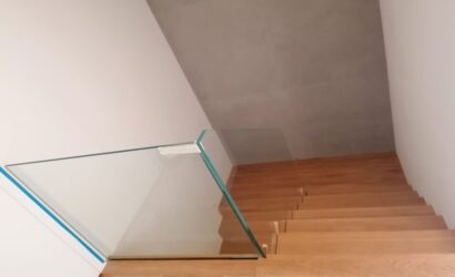 Stopnie z podstopniami na beton oraz szklanymi balustradami