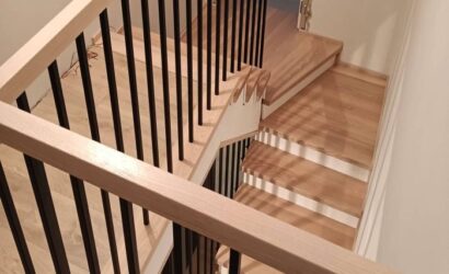 Stopnie z podstopniami na beton oraz metalowymi balustradami