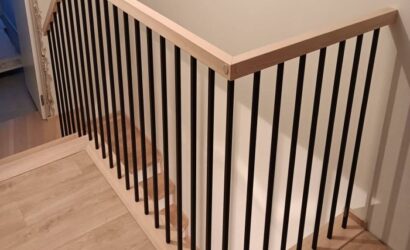 Stopnie z podstopniami na beton oraz metalowymi balustradami