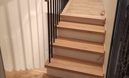 Stopnie z podstopniami na beton oraz metalowymi balustradami