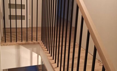 Stopnie z podstopniami na beton oraz metalowymi balustradami