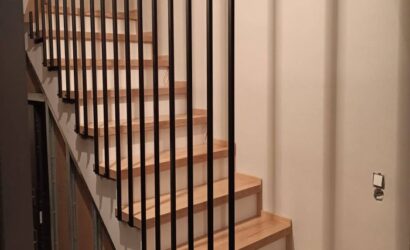 Stopnie z podstopniami na beton oraz metalowymi balustradami