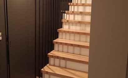 Stopnie z podstopniami na beton oraz metalowymi balustradami