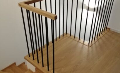 Stopnie z podstopniami na beton oraz metalowymi balustradami