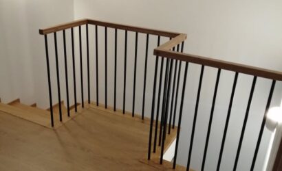 Stopnie z podstopniami na beton oraz metalowymi balustradami