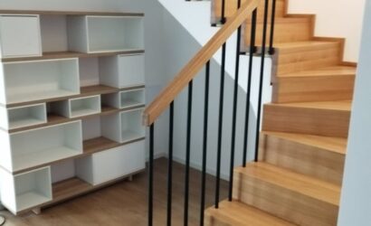 Stopnie z podstopniami na beton oraz metalowymi balustradami