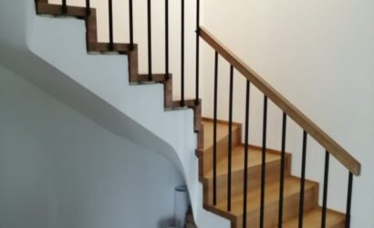 Stopnie z podstopniami na beton oraz metalowymi balustradami