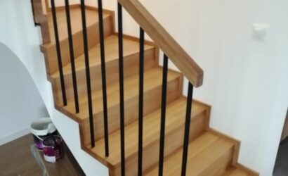 Stopnie z podstopniami na beton oraz metalowymi balustradami