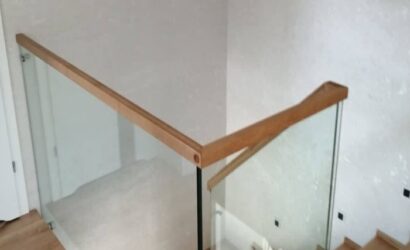 Stopnie z podstopniami na beton oraz szklanymi balustradami