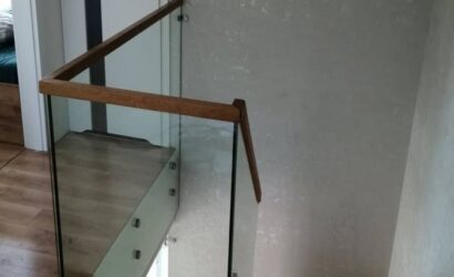 Stopnie z podstopniami na beton oraz szklanymi balustradami