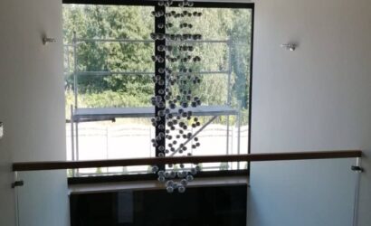 Stopnie z podstopniami na beton oraz szklanymi balustradami