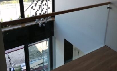 Stopnie z podstopniami na beton oraz szklanymi balustradami