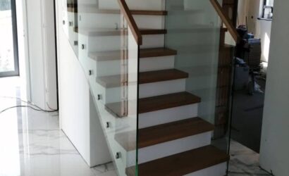 Stopnie z podstopniami na beton oraz szklanymi balustradami