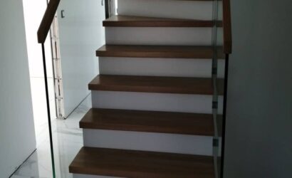 Stopnie z podstopniami na beton oraz szklanymi balustradami