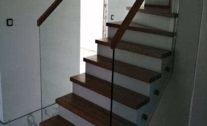 Stopnie z podstopniami na beton oraz szklanymi balustradami