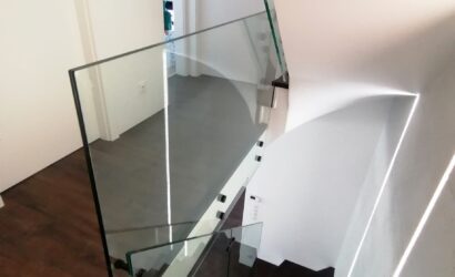 Stopnie z podstopniami na beton oraz szklanymi balustradami