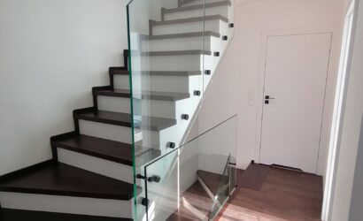 Stopnie z podstopniami na beton oraz szklanymi balustradami