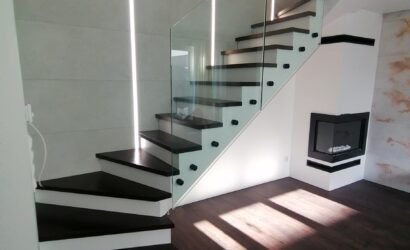 Schody na beton ze szklanymi balustradami