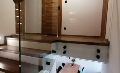 Stopnie z podstopniami na beton oraz szklanymi balustradami