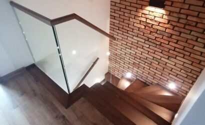 Stopnie z podstopniami na beton oraz szklanymi balustradami