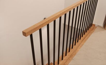 Stopnie z podstopniami na beton oraz metalowymi balustradami