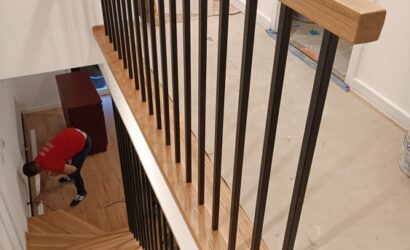 Stopnie z podstopniami na beton oraz metalowymi balustradami