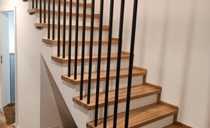 Stopnie z podstopniami na beton oraz metalowymi balustradami