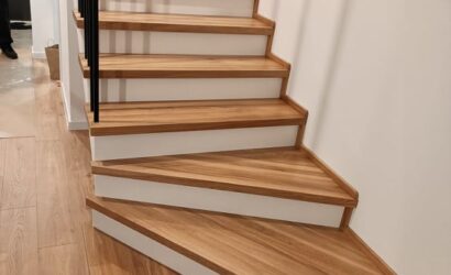 Stopnie z podstopniami na beton oraz metalowymi balustradami