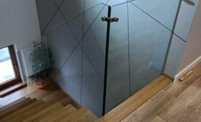 Stopnie z podstopniami na beton oraz szklanymi balustradami