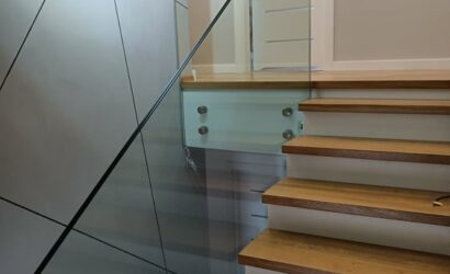 Stopnie z podstopniami na beton oraz szklanymi balustradami