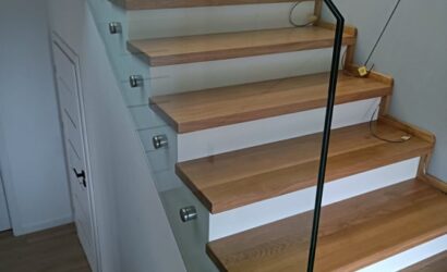 Schody na beton ze szklanymi balustradami