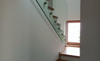 Stopnie z podstopniami na beton oraz szklanymi balustradami