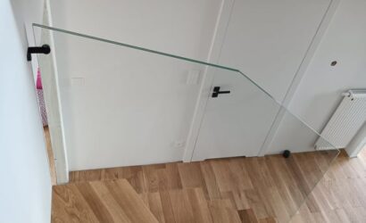 Stopnie z podstopniami na beton oraz szklanymi balustradami