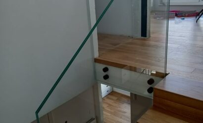 Stopnie z podstopniami na beton oraz szklanymi balustradami