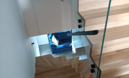 Stopnie z podstopniami na beton oraz szklanymi balustradami