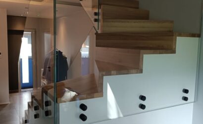 Stopnie z podstopniami na beton oraz szklanymi balustradami