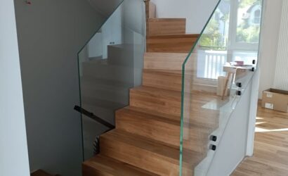 Stopnie z podstopniami na beton oraz szklanymi balustradami