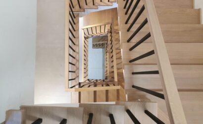 Drewniane schody z metalowymi balustradami