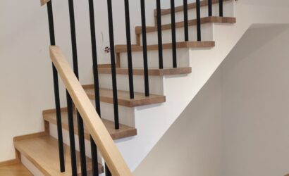 Stopnie z podstopniami na beton oraz metalowymi balustradami