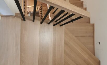 Stopnie z podstopniami na beton oraz drewnianymi balustradami