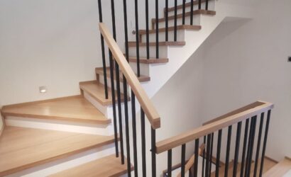 Stopnie z podstopniami na beton oraz drewnianymi balustradami