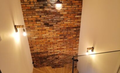 Stopnie z podstopniami na beton oraz szklanymi balustradami